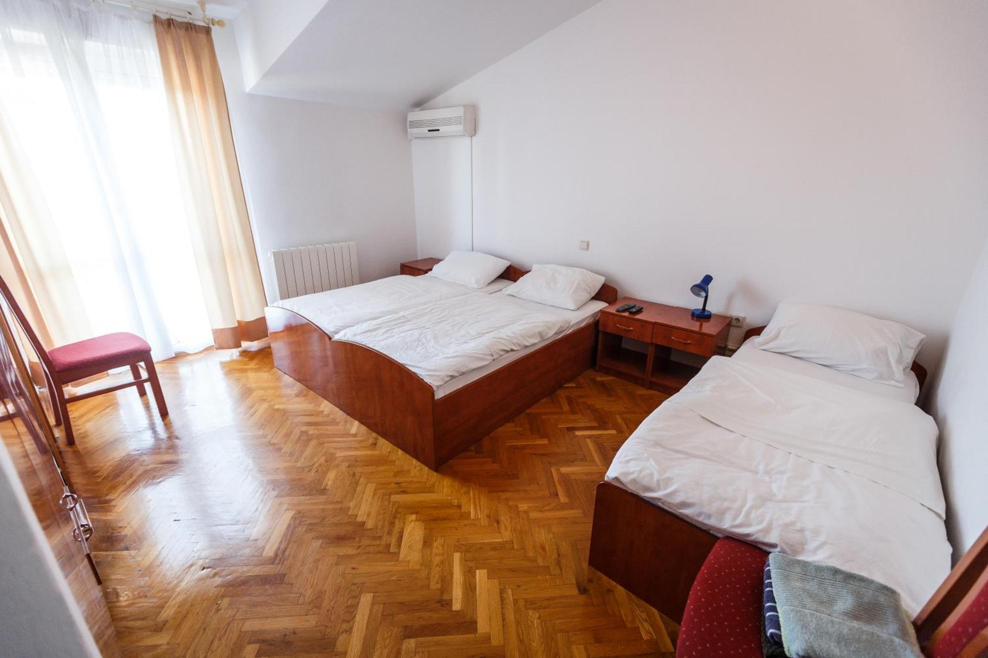 Guesthouse Varnica Kastel Luksic Exterior photo