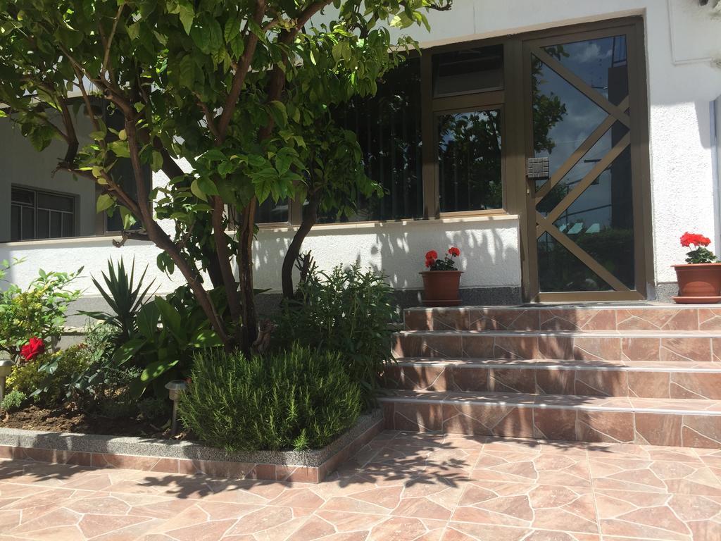 Guesthouse Varnica Kastel Luksic Exterior photo