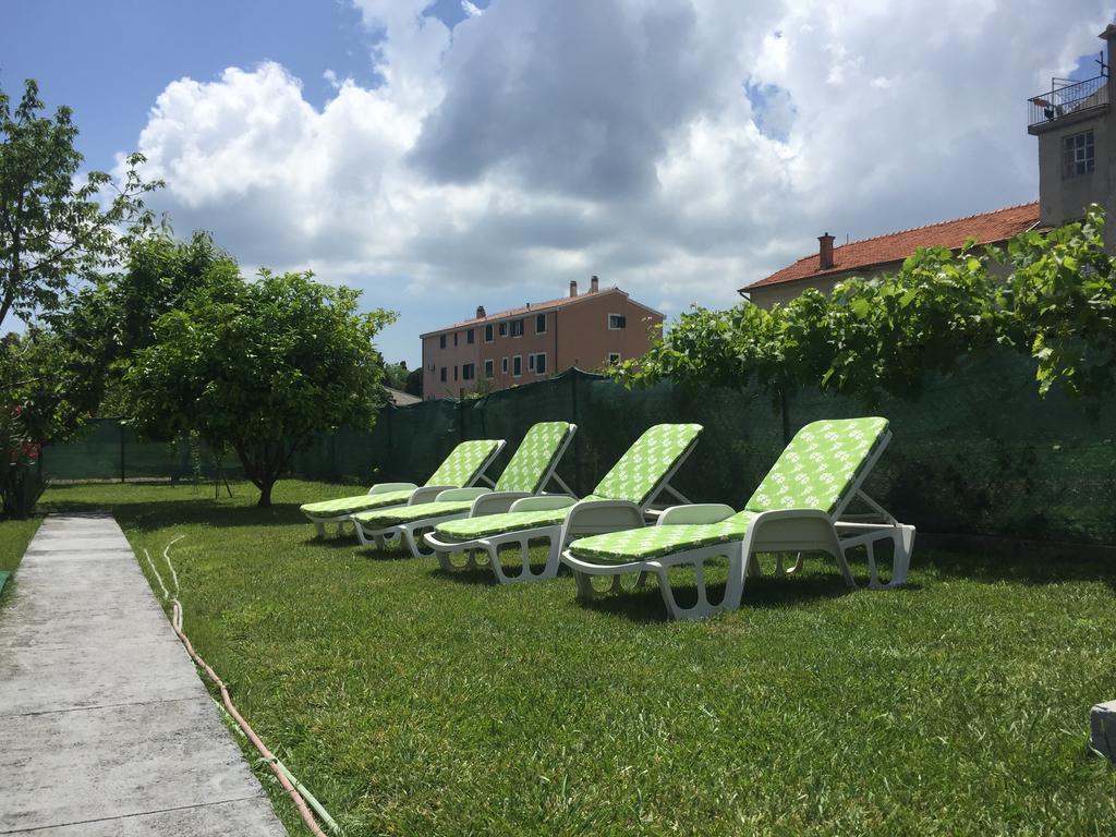 Guesthouse Varnica Kastel Luksic Exterior photo